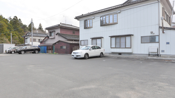 三峰調剤薬局の駐車場