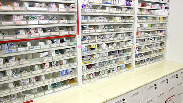 リフレ薬局城南店の薬棚