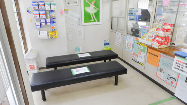 調剤薬局ファースト原町の待合スペース