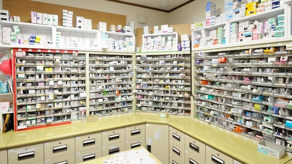 あい薬局　馬堀店の薬棚