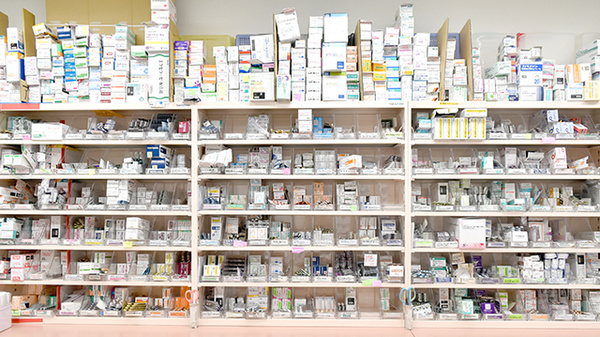 あんず薬局の薬棚