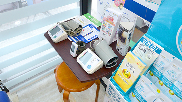 クオール薬局しじょう店の血圧計