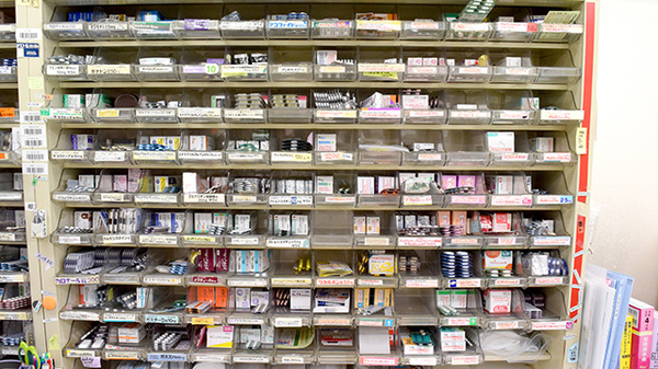 つかさ薬局の薬棚
