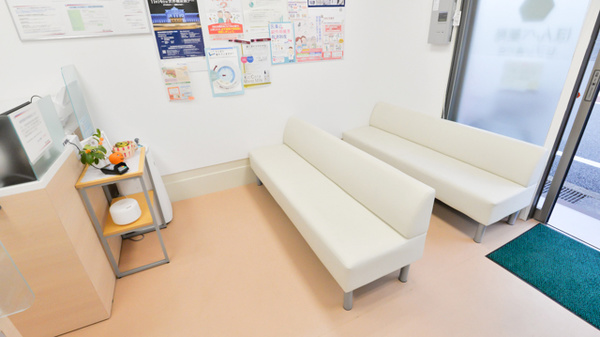 ココカラファイン薬局セブン通り店の待合スペース