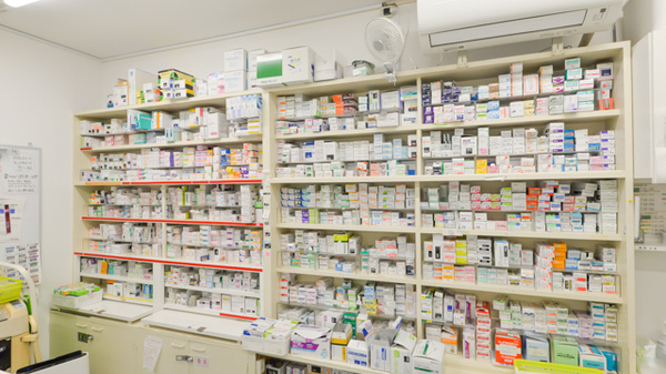 ココカラファイン薬局セブン通り店の薬棚