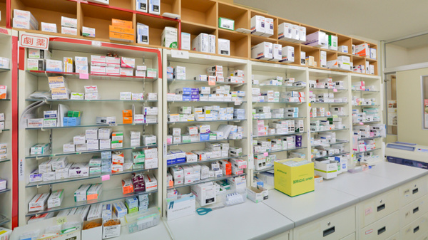 ほんべ薬局ファミール長岡京店の薬棚