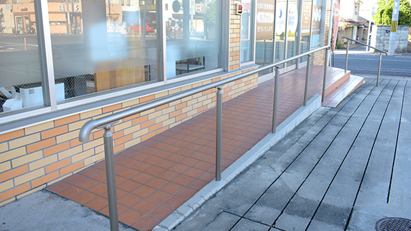 まいづる薬局国立前のバリアフリー設備