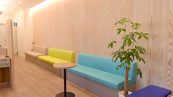 まいづる薬局国立前の待合スペース