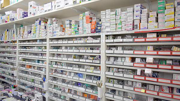 まいづる薬局国立前の薬棚