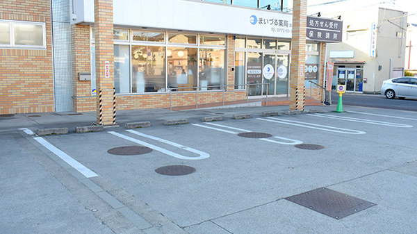 まいづる薬局国立前の駐車場