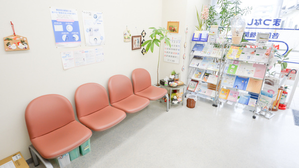まつなし薬局の待合スペース