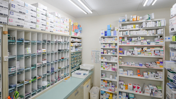 まつなし薬局の薬棚