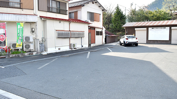 阪中薬局の駐車場