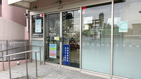 アイン薬局西大路五条店の入口