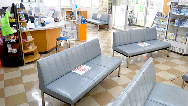大津ごふく薬局の待合スペース