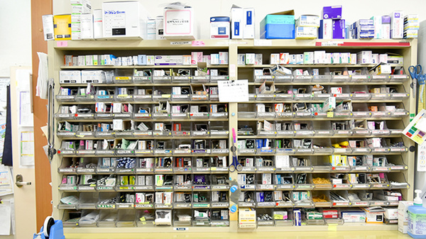 大津ごふく薬局の薬棚