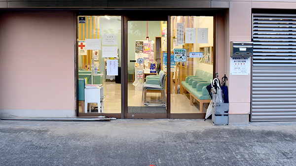 あけぼの薬局の入口