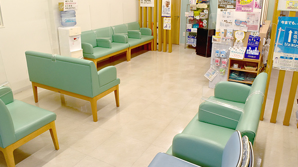 あけぼの薬局の待合スペース