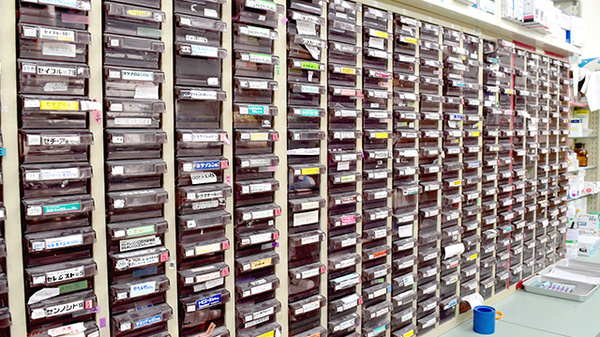 くらしの薬局阿村店の薬棚