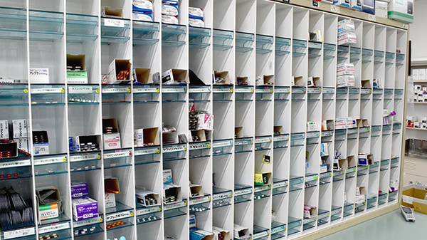 ココ薬局の薬棚