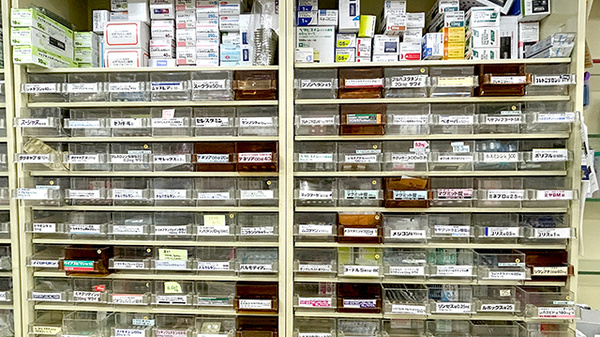 りんご薬局清水店の薬棚