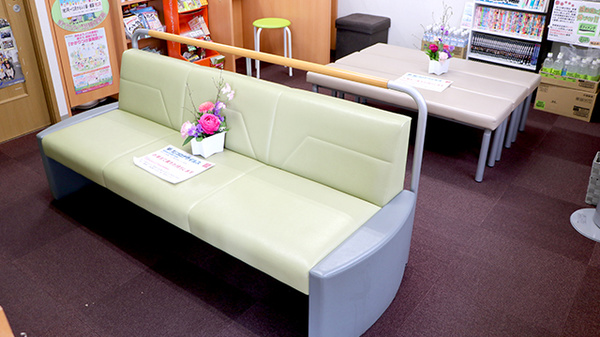 つばめ薬局の待合スペース