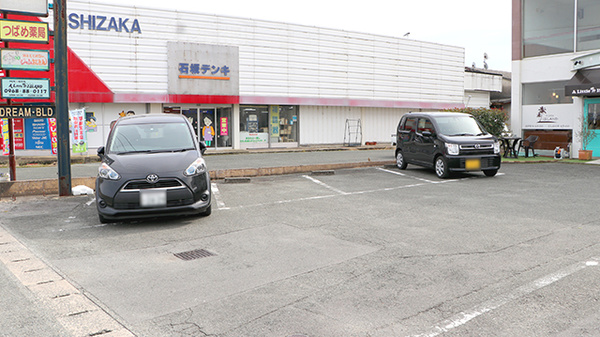 つばめ薬局の駐車場