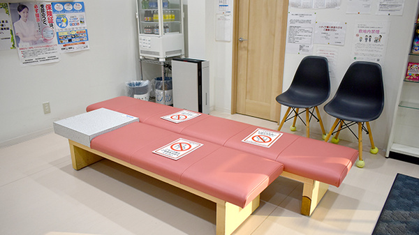 有限会社九品寺調剤薬局の待合スペース