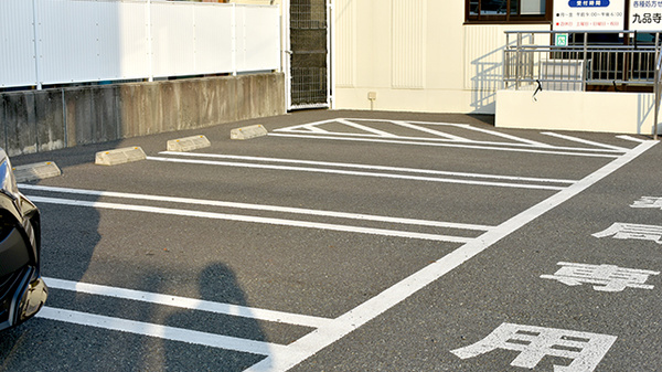 有限会社九品寺調剤薬局の駐車場