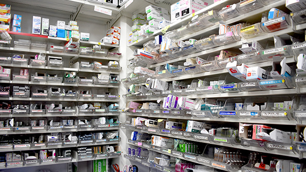 アガペ熊本中央薬局の薬棚