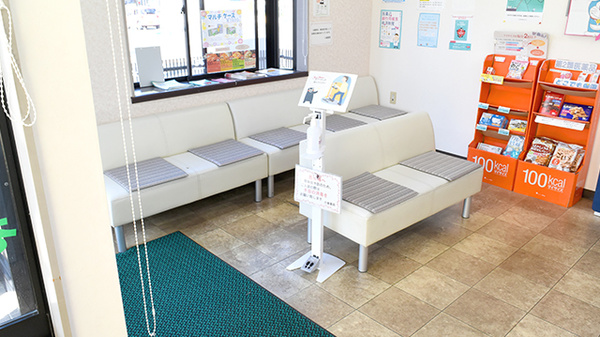 小峯ごふく薬局の待合スペース