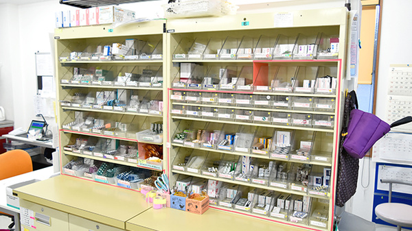 水前寺ごふく薬局の薬棚
