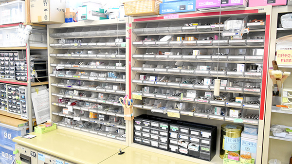 富合中央薬局の薬棚
