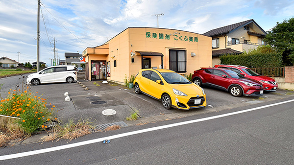 こくふ薬局の駐車場