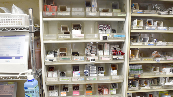 すえひろ薬局高崎店の薬棚