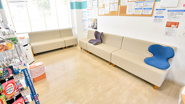トリム薬局 前橋吉岡店の待合スペース