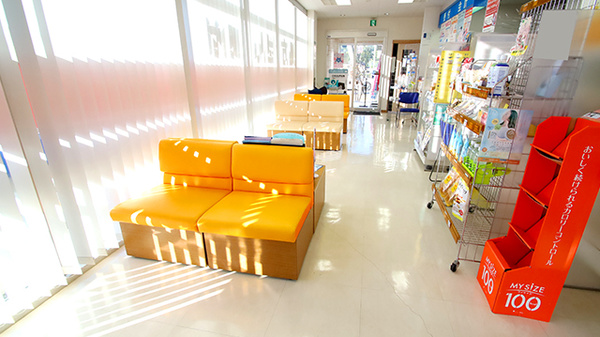 トリム薬局　富岡店の待合スペース
