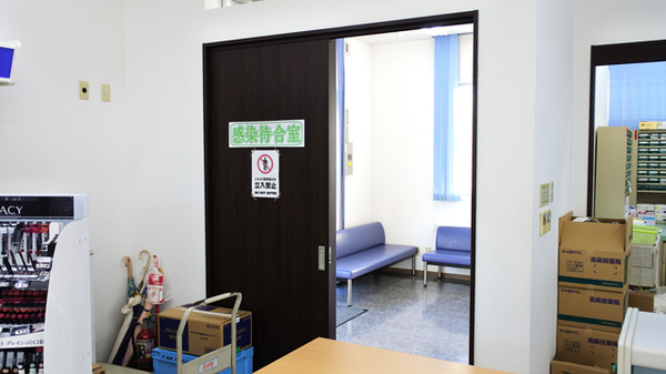 ふぁいん薬局　北成島の感染予防待合スペース