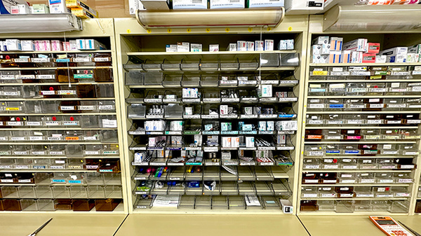 栄寿薬局の薬棚