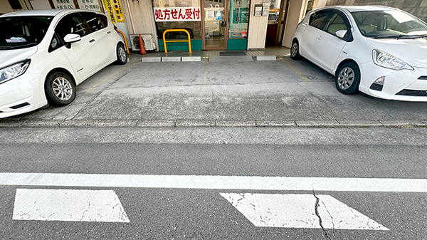 栄寿薬局の駐車場