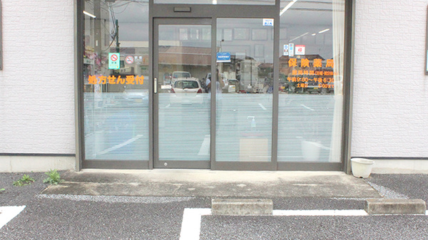 横田薬局の入口
