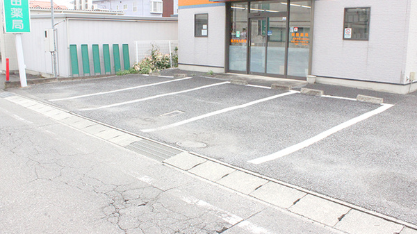 横田薬局の駐車場