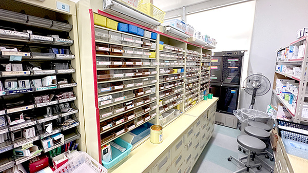 笠懸中央薬局の薬棚