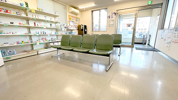 笠懸中央薬局阿左美店の待合スペース