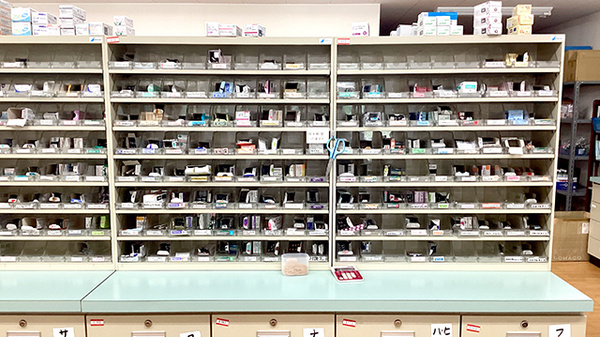 戸塚薬局本町店の薬棚