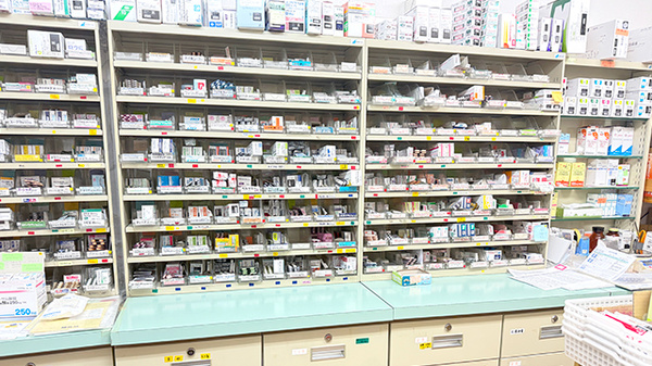 神農調剤薬局仲町店の薬棚