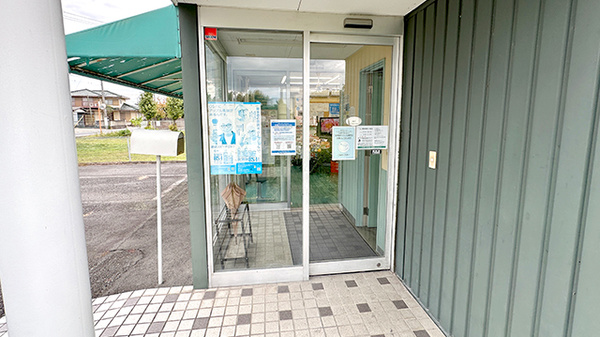 西島薬局の入口