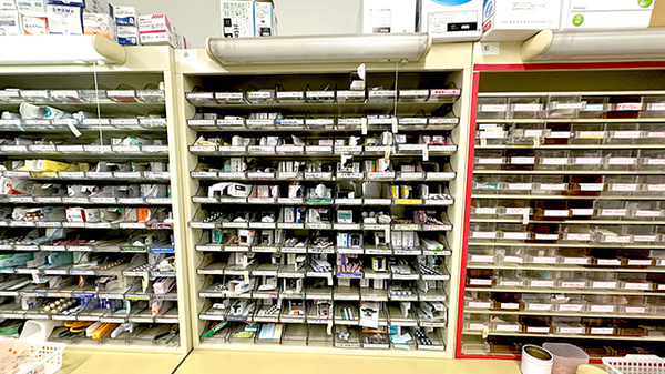 西島薬局の薬棚