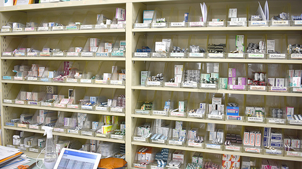宝泉東薬局の薬棚