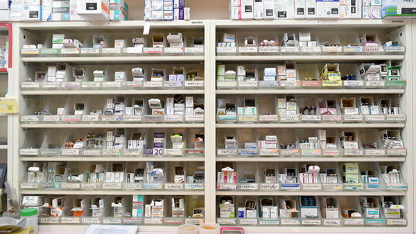 オハナ薬局若葉町店の薬棚